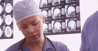 Kadın doktor xrays meslektaşı ile gözden geçirme