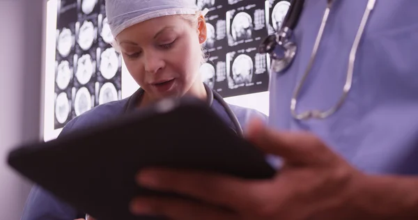 Médicos usando dispositivos no escritório — Fotografia de Stock