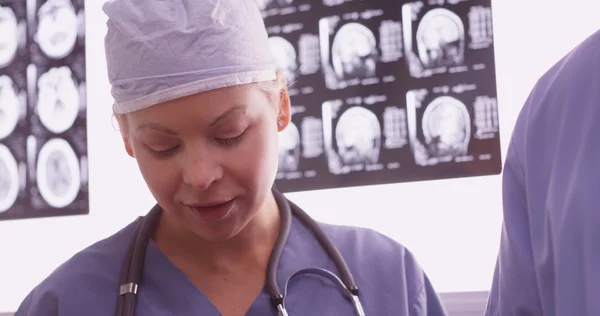 Doctora revisando rayos X con colega — Foto de Stock