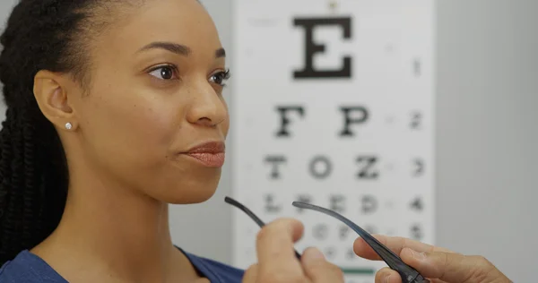 Afrikaanse vrouw probeert op haar nieuwe bril — Stockfoto