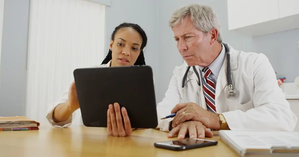 Médecins travaillant ensemble dans le bureau — Photo