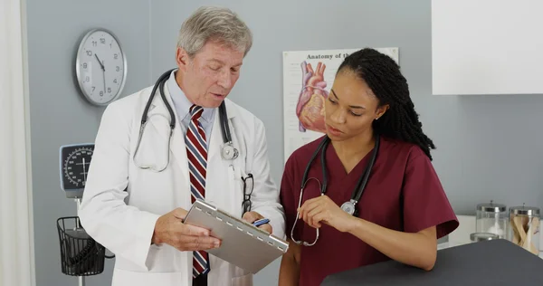 Två läkare diskuterar patientens resultat — Stockfoto