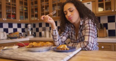 Elmalı turta tatma güzel Latin esmer kadın