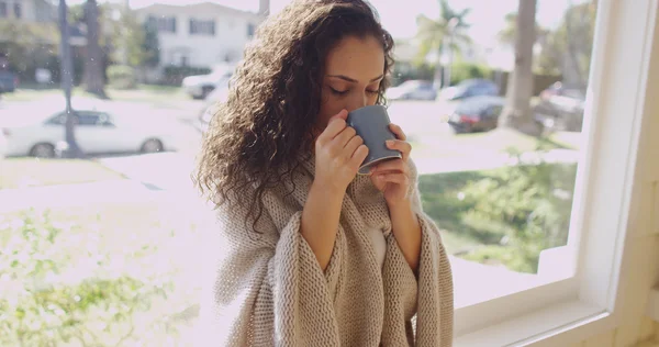 Una atractiva joven morena bebiendo de una taza —  Fotos de Stock