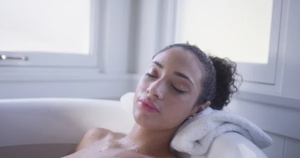 Charmante junge hispanische Frau entspannt in einer Badewanne — Stockfoto