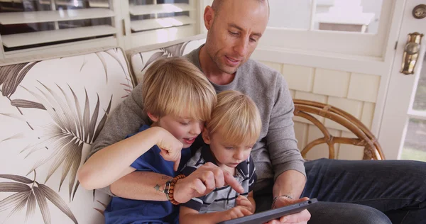 Père américain blanc regardant une tablette avec ses deux adorables — Photo