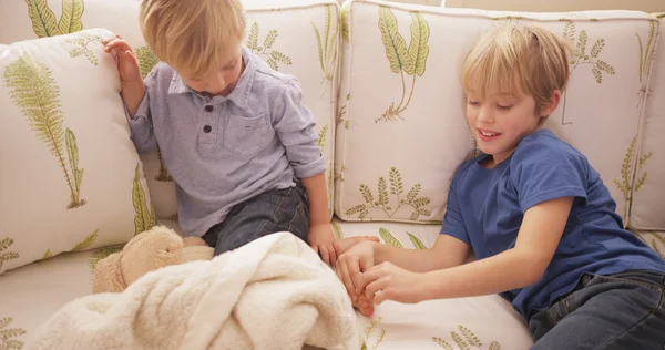 мальчик трогает мальчика рассказы. мальчик трогает девочку. маленький мальчик щупает девочку. тискать ребенка. мальчик щекочет мальчика.