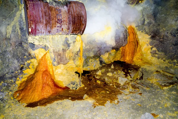 Kükürt incelemesi caldera Ijen'de yanardağ
