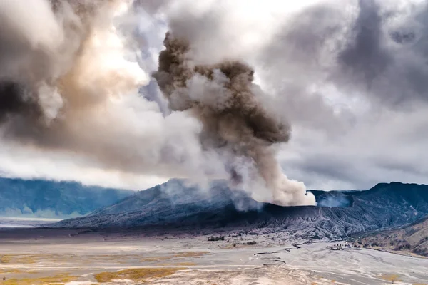 Erupção do vulcão Bromo — Fotografia de Stock