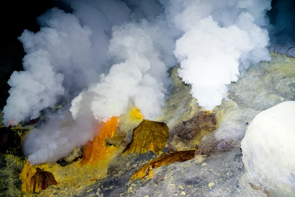 Kükürt incelemesi caldera Ijen'de yanardağ