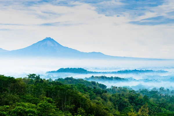Borobudur güneş şafaktan önce