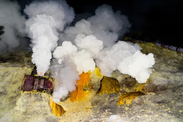 Kükürt incelemesi caldera Ijen'de yanardağ