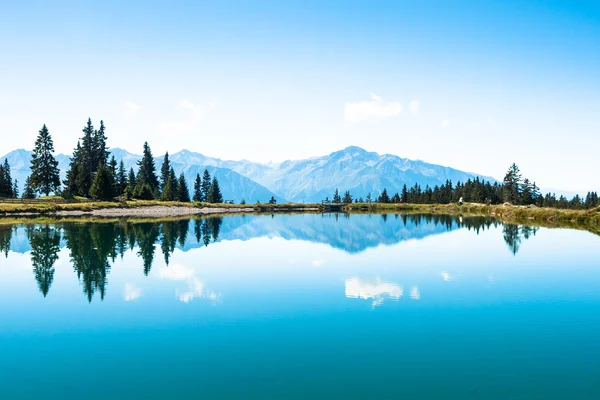 Montagnes réfléchissant dans l'eau du lac — Photo