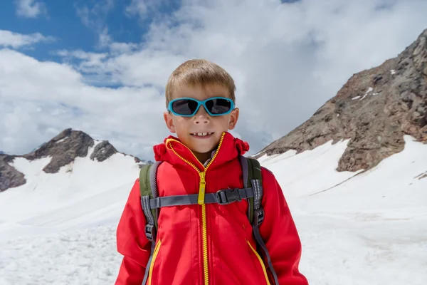 Turist çocuk Alp karda