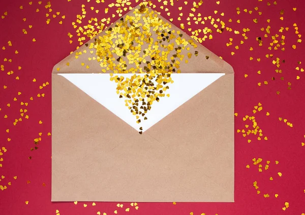 Sevdiklerine mesaj göndermek için beyaz kâğıtla kaplanmış kırmızı arka planda küçük parıltıları olan ve yazı için yeri olan bir zarf. Sevgililer Günü konseptiniz kutlu olsun Uluslararası Kadınlar Bayram Yayında Düzleşin