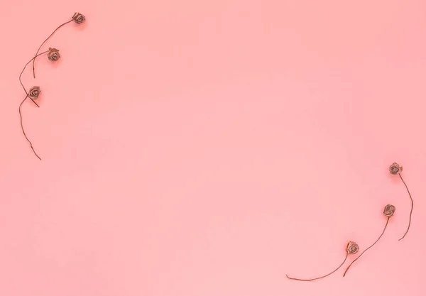 Pembe arkaplandaki yapay çiçeklerden yapılmış çerçeve metin için kullanılacak. Sevgililer Günü, Uluslararası Kadınlar Günü