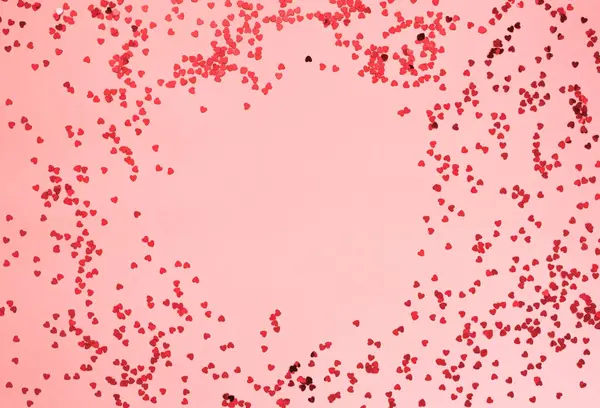 Pembe arkaplanda daire şeklinde kırmızı kıvılcımlardan yapılmış metin için yer. Sevgililer Günü konseptin kutlu olsun.
