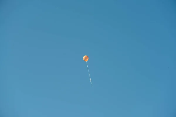 Balão Solitário Voa Para Espaço — Fotografia de Stock