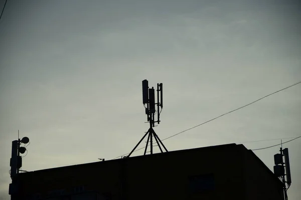 Antennes Tours Cellulaires Sur Bâtiment Ville — Photo