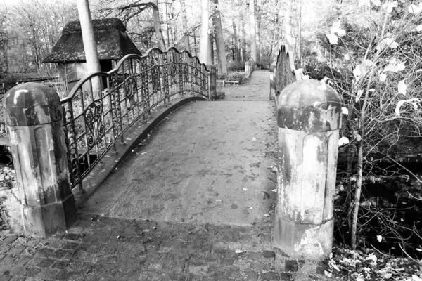 Parktaki eski köprü