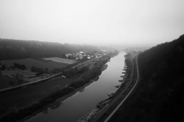 霧の中の川のコース — ストック写真