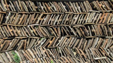 Eski antika çatı kiremitleri arka bahçede toplanmış. Azerbaycan 'daki Kafkas köyü.