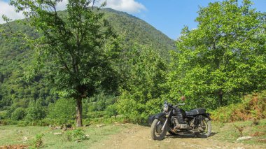 Kafkas köyünde eski bir Sovyet Rus motosikleti.