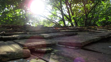 Kafkas köyündeki eski bir çatı kiremitinin üzerinden güneş ışığı geliyor.