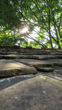 Kafkas köyündeki eski bir çatı kiremitinin üzerinden güneş ışığı geliyor.