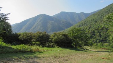 Kafkas dağlarının güzel manzarası ve bulutlu mavi gökyüzü
