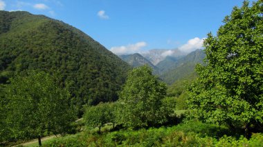 Kafkas dağlarının güzel manzarası ve bulutlu mavi gökyüzü