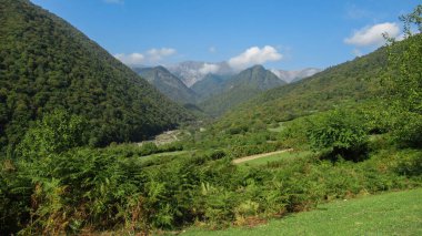 Kafkas dağlarının güzel manzarası ve bulutlu mavi gökyüzü