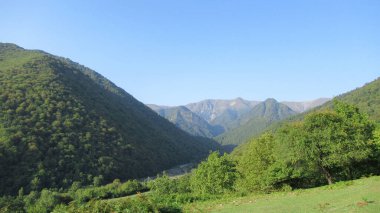 Kafkas dağlarının güzel manzarası ve bulutlu mavi gökyüzü
