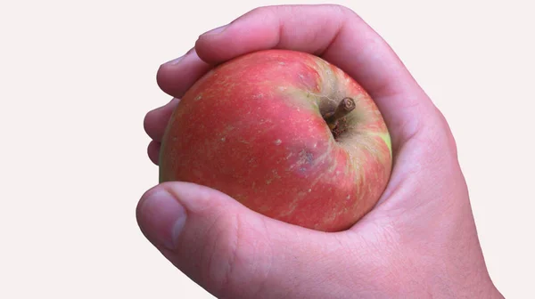 一只手拿着红苹果的男性的近身特写 — 图库照片