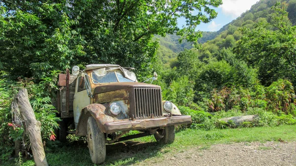 Vecchia Auto Sovietico Russa Nel Villaggio Rurale Caucasico — Foto Stock