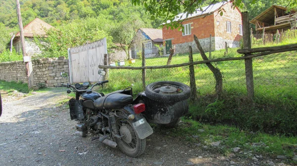 Altrussisches Sowjetmotorrad Kaukasischen Dorf — Stockfoto