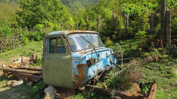 Ancienne Voiture Soviétique Russe Dans Village Rural Caucasien — Photo