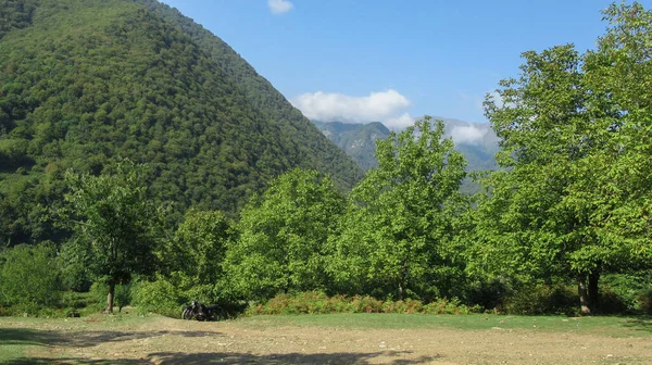 Prachtig Uitzicht Kaukasische Bergen Blauwe Lucht Met Wolken — Stockfoto