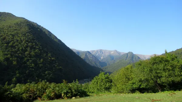 Kafkas Dağlarının Güzel Manzarası Bulutlu Mavi Gökyüzü — Stok fotoğraf