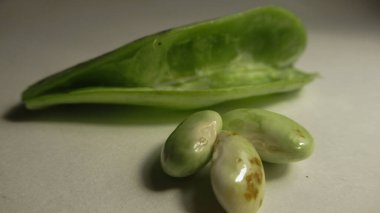 Yeşil fasulyeye yaklaş.