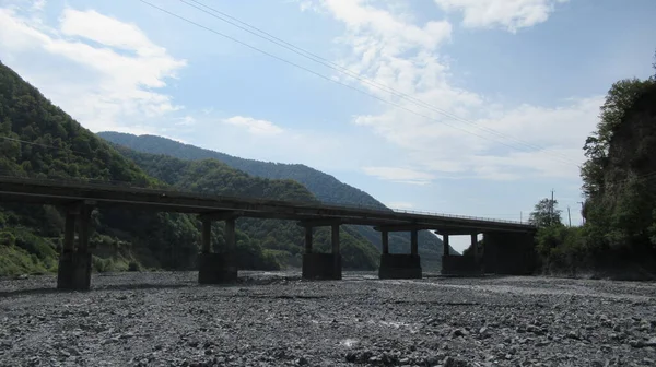 Grande Ponte Concreto Rio Cercado Por Uma Verde Montanhas Caucasianas — Fotografia de Stock