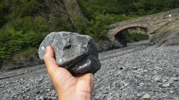 Acercamiento Mano Masculina Joven Sosteniendo Una Piedra Natural Del Río —  Fotos de Stock