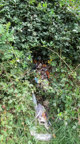 プラスチック廃棄物 生態系の汚れは 大都市の地面にゴミをこぼした 環境汚染 生態学的問題 — ストック写真
