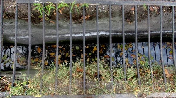 ステンレス製のグリル下水道カバー又は下水道カバー 公共の歩道で 道路上のスペースをコピー — ストック写真