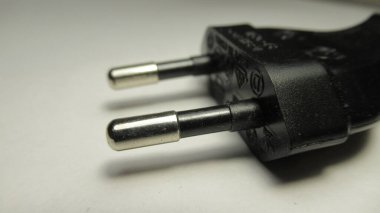 Bakü, Azerbaycan, 2 Ağustos 2020: Yakın çekim ile beyaz panoda elektrik prizi