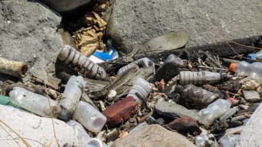 Plastik atık. Ekolojik pislik büyük şehrin zeminine çöp döktü. Çevre kirliliği. Ekolojik sorun.