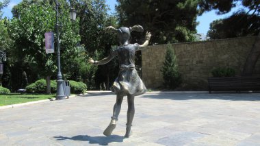 Bakü, Azerbaycan, 5 Temmuz 2020: Tek bronz kız heykeli