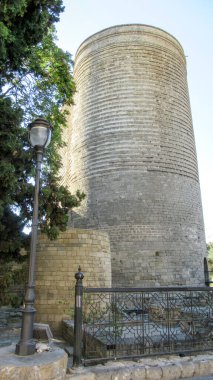 Bakü, Azerbaycan, 5 Temmuz 2020: Bakü Kulesi adında tarihi bir bina