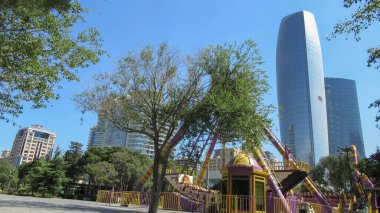 Bakü, Azerbaycan, 2 Ağustos 2020: Hilal kalkınma projesi iş merkezi Bakü 'deki Hazar deniz seti üzerinde inşa ediliyor. Azerbaycan Cumhuriyeti