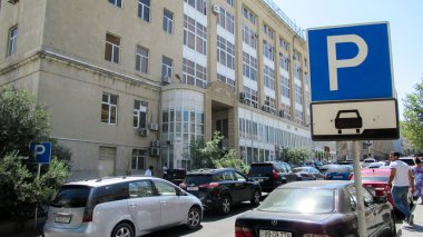 Bakü, Azerbaycan, 5 Temmuz 2020: Kentin ana caddesinde trafik ışığı